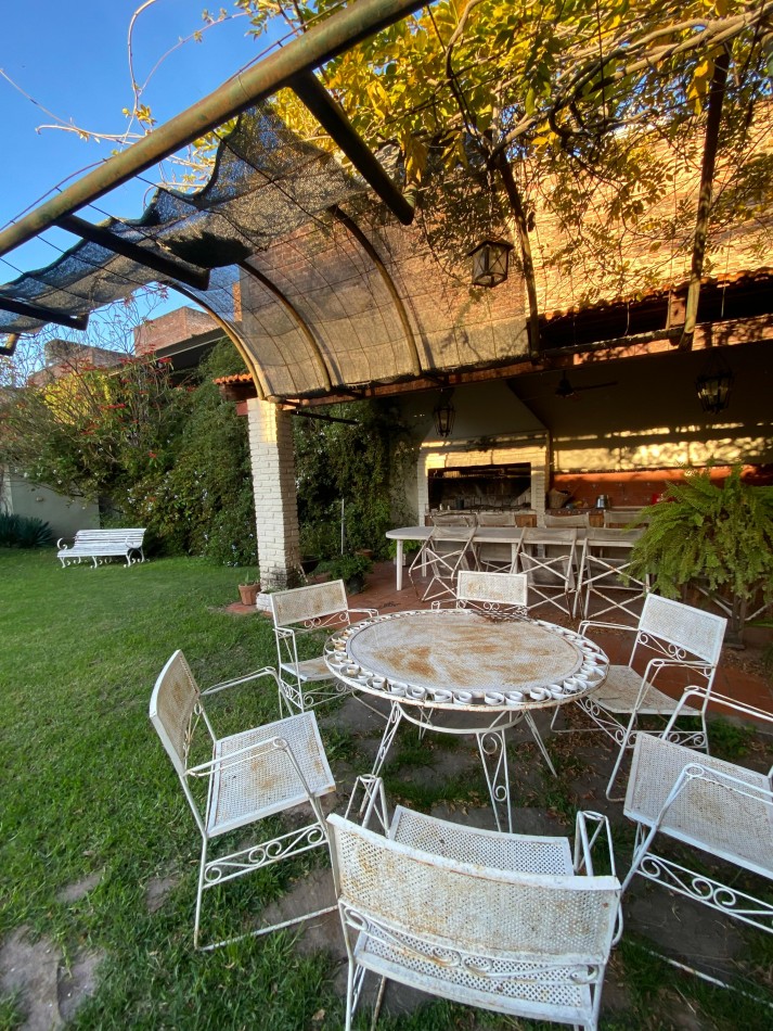 Santa Fe y Cervantes. INCREIBLE CASA EN VENTA