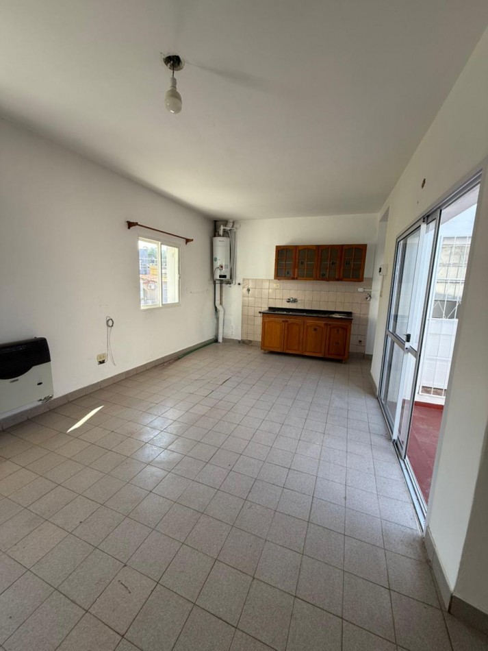 ¡Alquiler! Urquiza y Peron. Planta alta 2 dormitorios