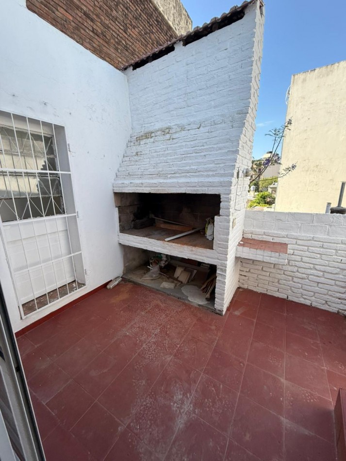 ¡Alquiler! Urquiza y Peron. Planta alta 2 dormitorios