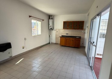 ¡Alquiler! Urquiza y Peron. Planta alta 2 dormitorios